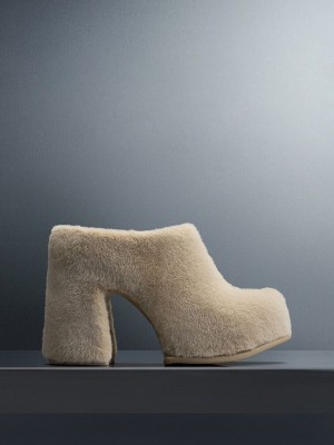 Charles & Keith Pixie Furry Plataforma Mules Beige | 9468023-HF